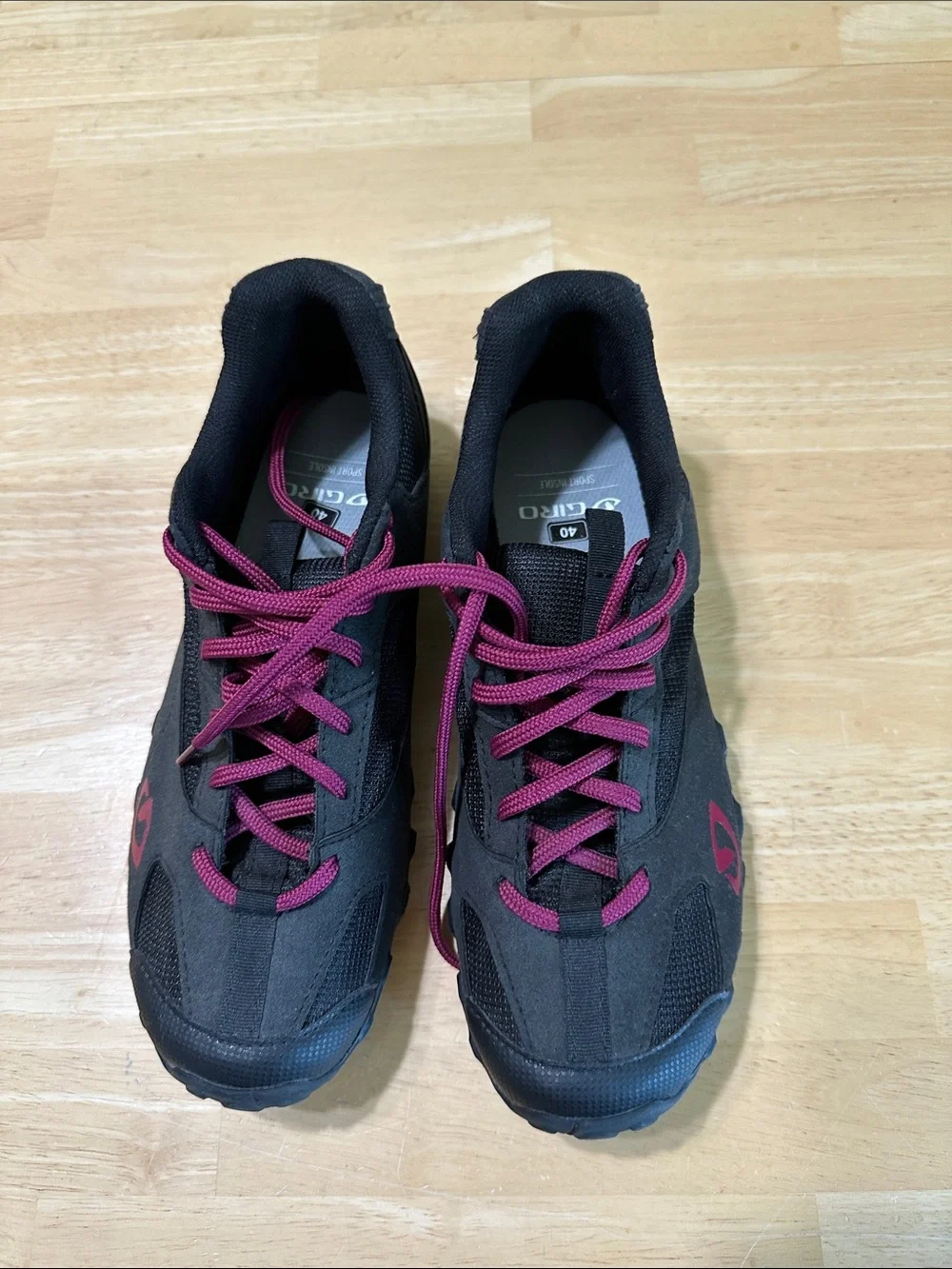 Giro Junction Women's Black Sneakers with Magenta Laces, size 8.5
